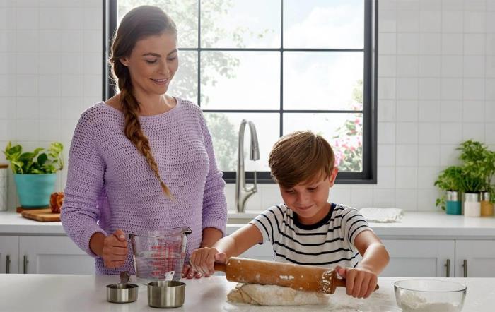 famille dans la cuisine